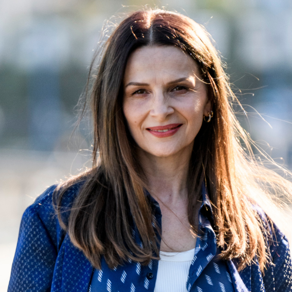 Juliette Binoche e mais de 50 atrizes francesas cortam o cabelo em apoio a jovem morta no Irã