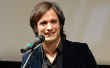 Ator, cantor e produtor; veja por que Gael García Bernal, aniversariante do dia, é um gigante em Hollywood