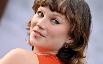 Conheça Doa Barney, filha adolescente de Björk que está brilhando no cinema e na moda