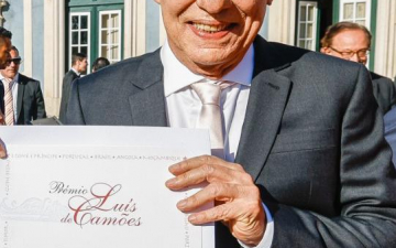 Chico Buarque recebe o Prêmio Camões em cerimônia emocionante no Palácio Nacional de Queluz.