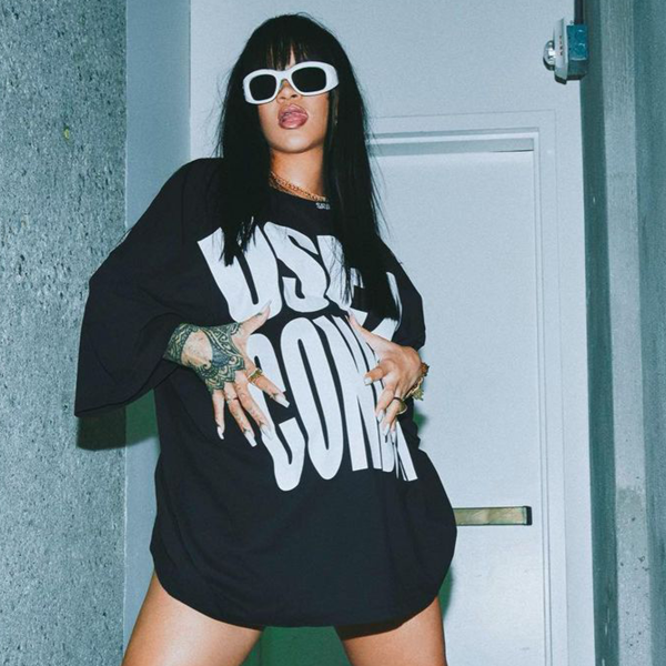 Rihanna faz piada com sua gravidez usando camiseta ‘Use camisinha’: ‘É antiga’