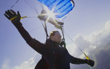 Tom Cruise se arrisca em esporte altamente perigoso para seu novo filme. Vem ver cenas inéditas dos bastidores