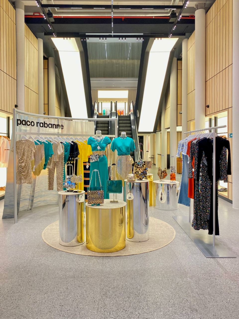 Paco Rabanne Storefront Looks da grife francesa Paco Rabanne ganham Pop up em São Paulo - Glamurama