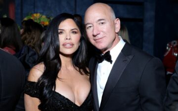 Jeff Bezos e Lauren Sánchez celebram noivado em iate na Costa Amalfitana