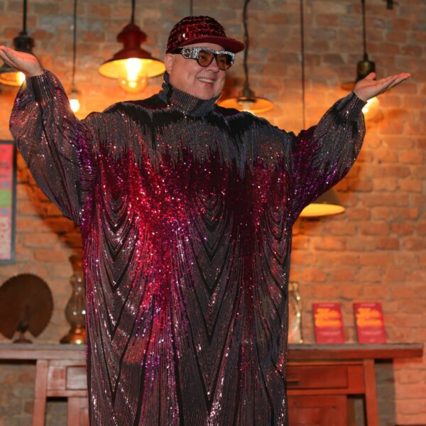 DJ Zé Pedro recebe amigos para lançamento do livro "Mela Cueca - As canções de amor que o mundo esqueceu"