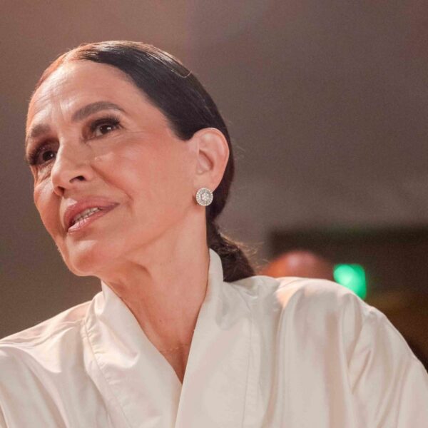 Prêmio Mulher do Ano consagra Flora Gil em noite de solidariedade