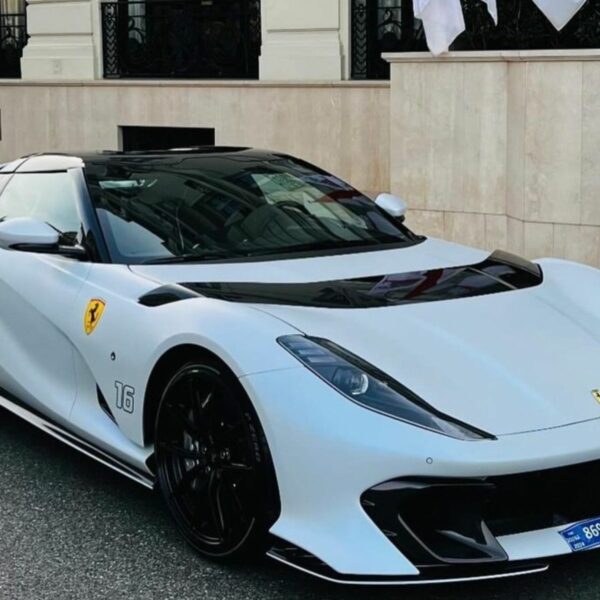 A 812 Competizione de Charles Leclerc e Carlos Sainz