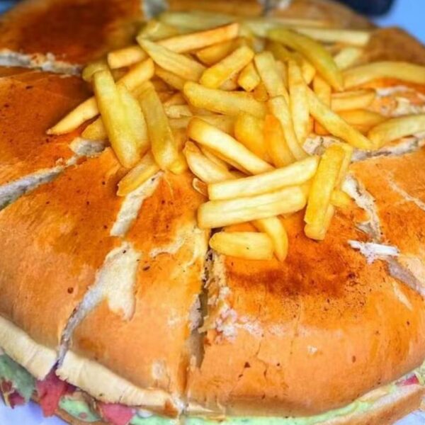 Dia do Hambúrguer: lanche em caixa de pizza vira atração em SP