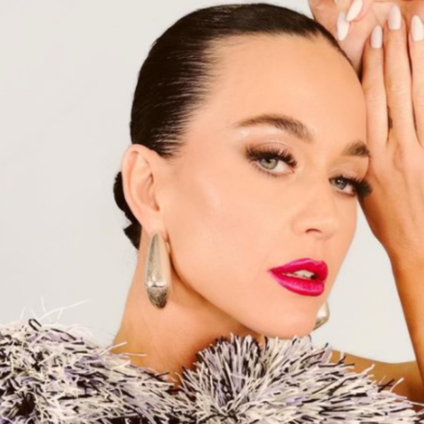 VÍDEO: Katy Perry se transforma na Cinderela ao vivo no 'American Idol'