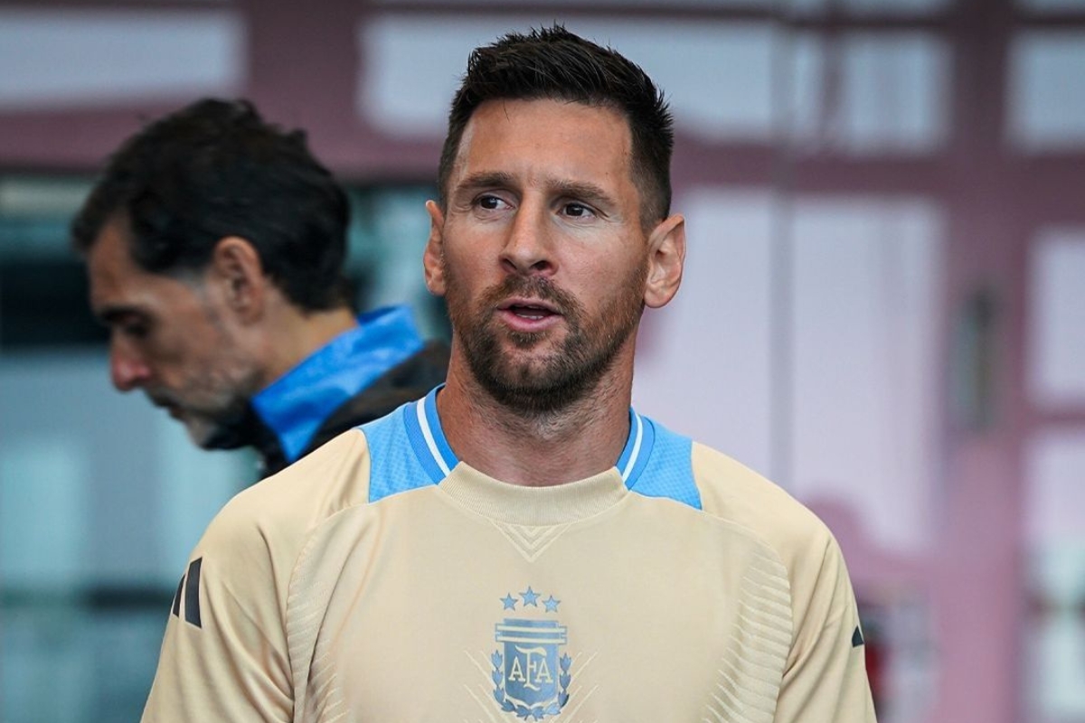 Messi se impressiona com tatuagem de jornalista argentino: “Uma loucura”