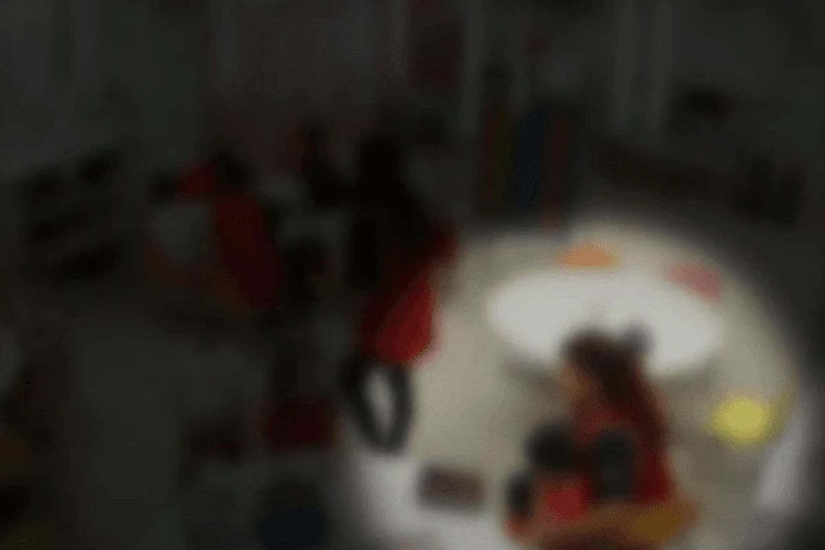 Professora é flagrada prendendo aluno com fita adesiva; Entenda