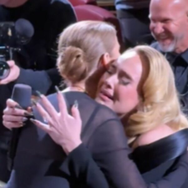 Adele chora ao ver Céline Dion em seu show; veja