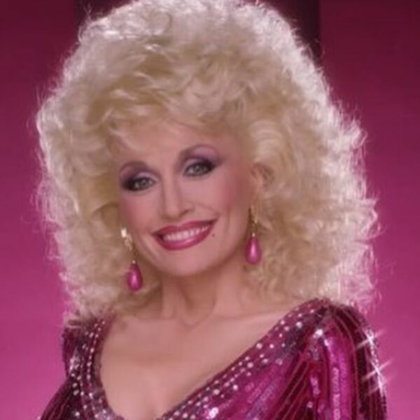 Dolly Parton recebe prêmio governamental por promover a paz