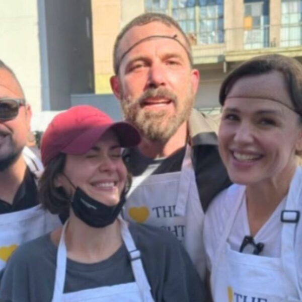Ben Affleck e Jennifer Garner unem forças no Dia de Ação de Graças para ajudar sem-teto em LA