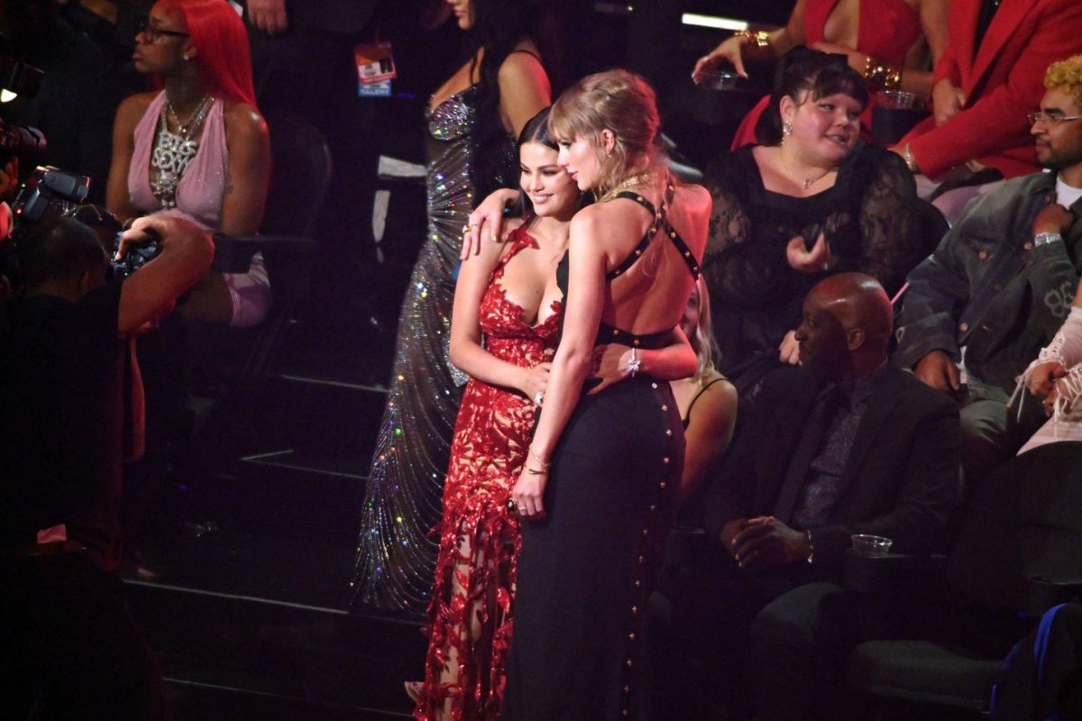 Taylor Swift se oferece como dama de honra no casamento de Selena Gomez