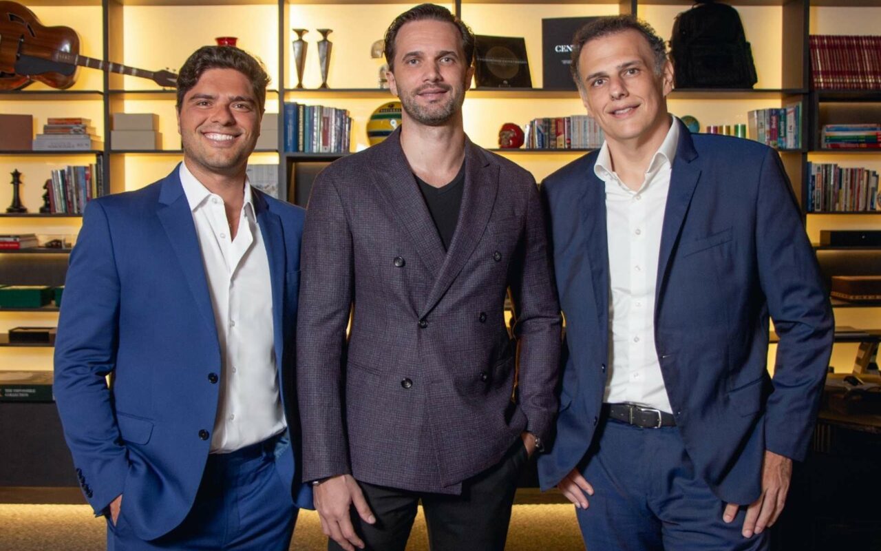 João Lauro da Matta (centro), juntamente com Rafael Belmonte (esquerda) e André Calil (direita)