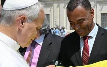 Cafu encontra Papa Leão XIV no Vaticano e presenteia pontífice com camisa da Seleção Brasileira
