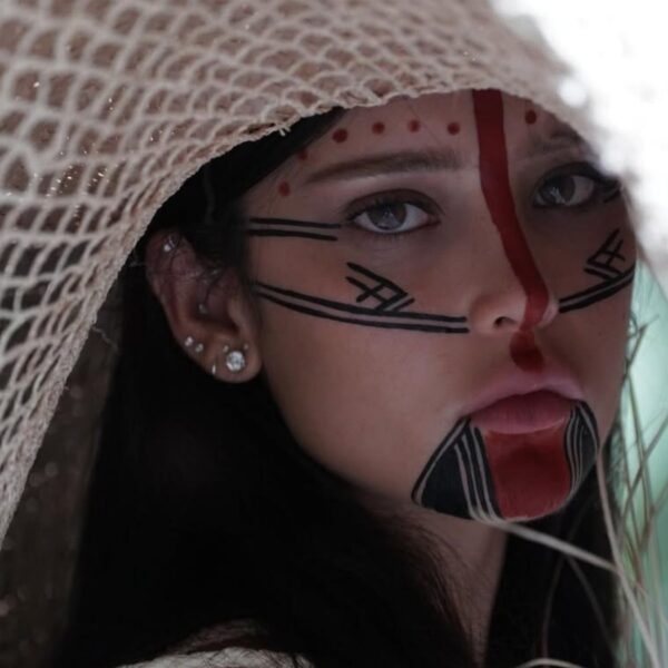 Mãos Brasileiras: Livia Nunes celebra o design nacional em Caraíva