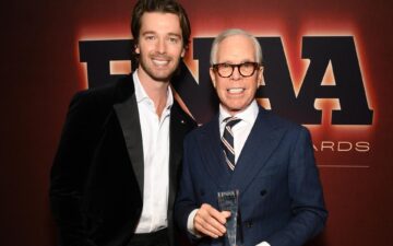 Tommy Hilfiger recebe homenagem especial de Patrick Schwarzenegger no Footwear News Achievement Awards 2025