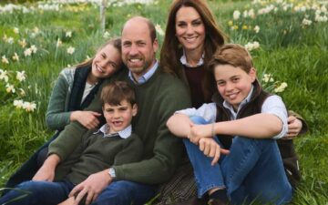 Príncipe William e Kate Middleton divulgam foto em família e desejam feliz Natal