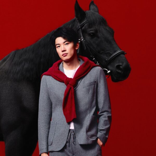 Coleção cápsula celebra o Ano do Cavalo ao unir artesanato chinês em ouro, tradição cultural e design contemporâneo