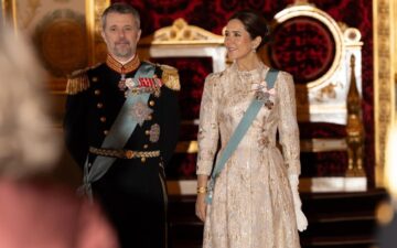 Rei Frederik X e Rainha Mary no primeiro desfile oficial de Ano-Novo