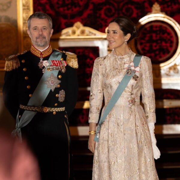 Rei Frederik X e Rainha Mary no primeiro desfile oficial de Ano-Novo