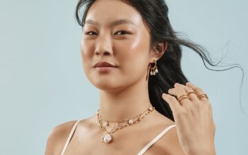 Fresh Vibes traduz o espírito do alto verão em acessórios leves, luminosos e cheios de personalidade