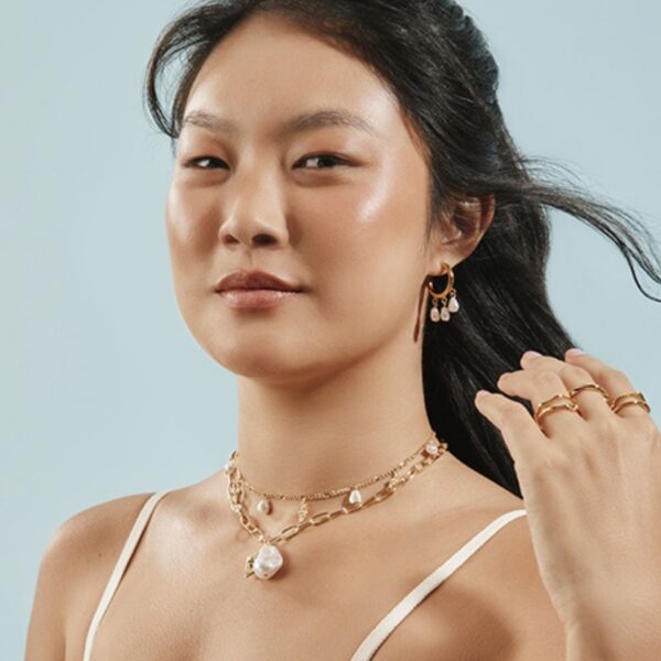 Fresh Vibes traduz o espírito do alto verão em acessórios leves, luminosos e cheios de personalidade