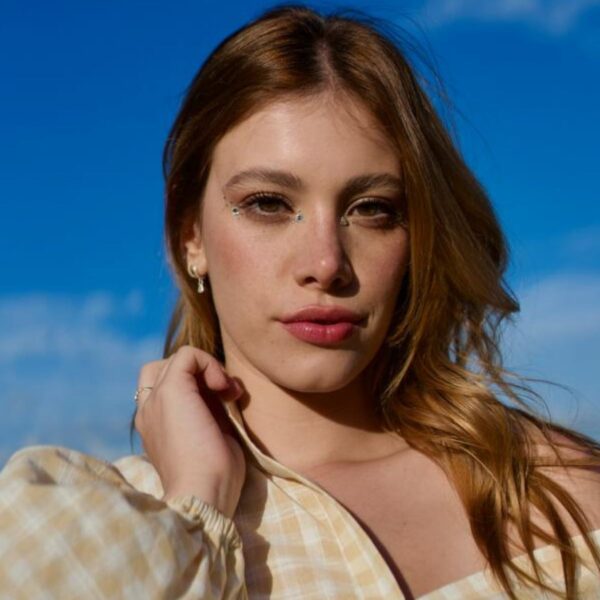 Caroline Dallarosa estreia na literatura com romance autoral