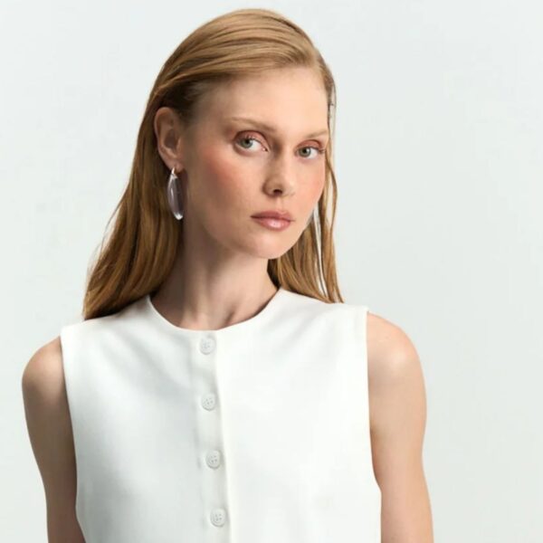 Cloud Dancer, eleito pela Pantone, inspira seleção de peças que unem leveza, sofisticação e atemporalidade