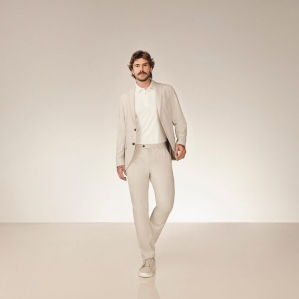 Peças atemporais e funcionais traduzem o ritmo do homem contemporâneo no Verão 2026