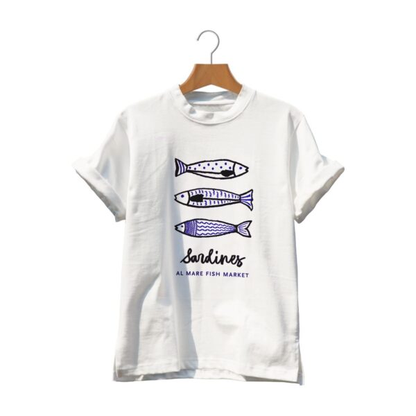 O verão ganhou uma nova estética — e ela vem do mar: a sardinha vira ícone fashion