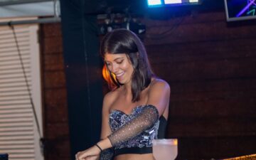 “Let’s Groove”: Isabella Petiz, conhecida como “DJ Cuca” transforma o Beach Club do Jardim Acapulco