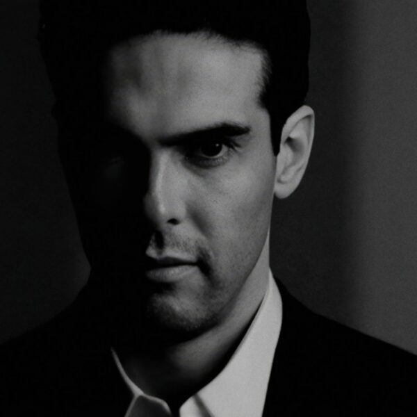 Entre o silêncio e o reconhecimento, nasce uma lenda contemporânea