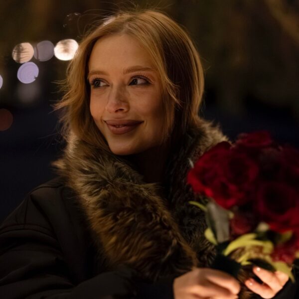 Maria Braz fica noiva durante viagem em família à Suíça