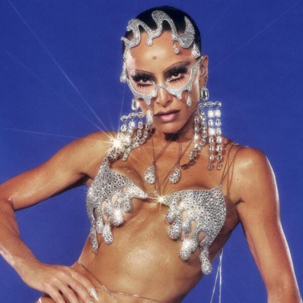  Sabrina Sato quebra a internet com o primeiro look do sábado de Carnaval 