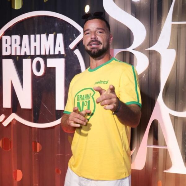 Uma semana após o Super Bowl, Ricky Martin volta à Sapucaí e curte o Carnaval no Camarote Nº1