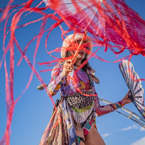 Carnaval do Rio recebe experiência inspirada no Burning Man durante o Desfile das Campeãs