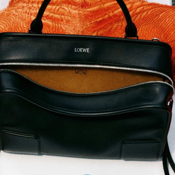 Loewe celebra 180 anos com a nova Amazona 180, releitura contemporânea de um ícone