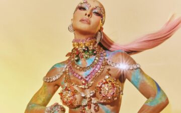 Sabrina Sato abre maratona de Carnaval com look cravejado de três mil cristais