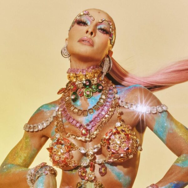 Sabrina Sato abre maratona de Carnaval com look cravejado de três mil cristais