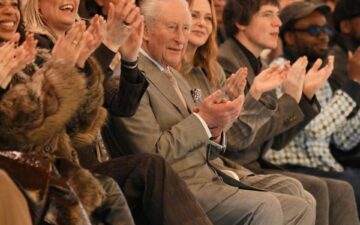 Rei Charles III prestigia desfile na Semana de Moda de Londres