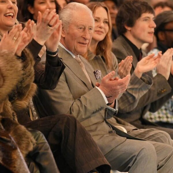 Rei Charles III prestigia desfile na Semana de Moda de Londres