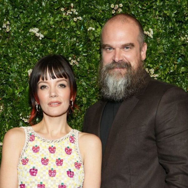 Lily Allen revela bastidores do término com David Harbour