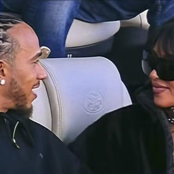 Kim Kardashian e Lewis Hamilton surgem lado a lado na final da NFL