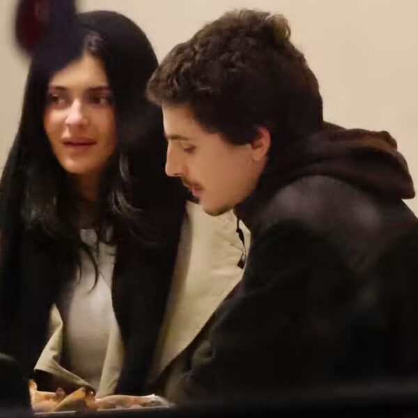 Kylie Jenner e Timothée Chalamet aproveitam jantar reservado em pizzaria de Los Angeles