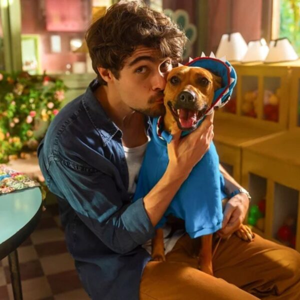 Rafa Vitti reencontra cão que atuou ao seu lado no filme “Caramelo”