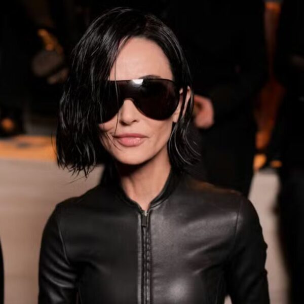 Demi Moore adota cabelo curto e chama atenção na Semana de Moda de Milão
