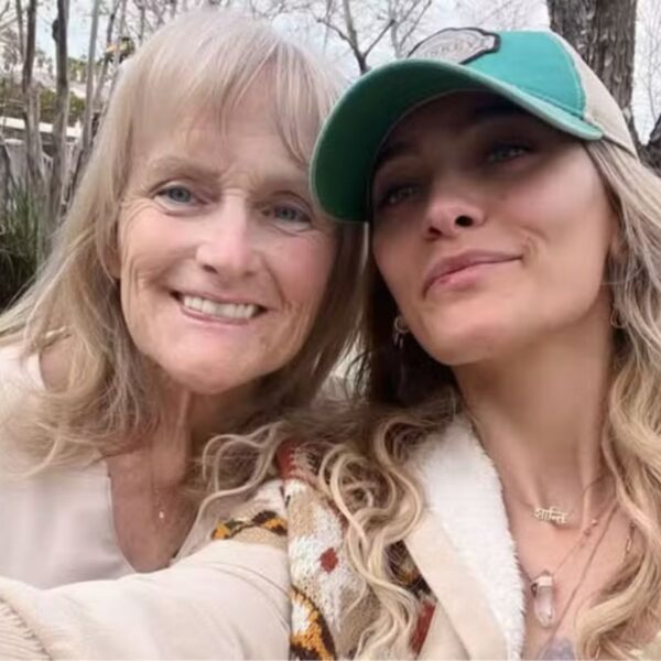 Paris Jackson publica foto rara ao lado da mãe, Debbie Rowe
